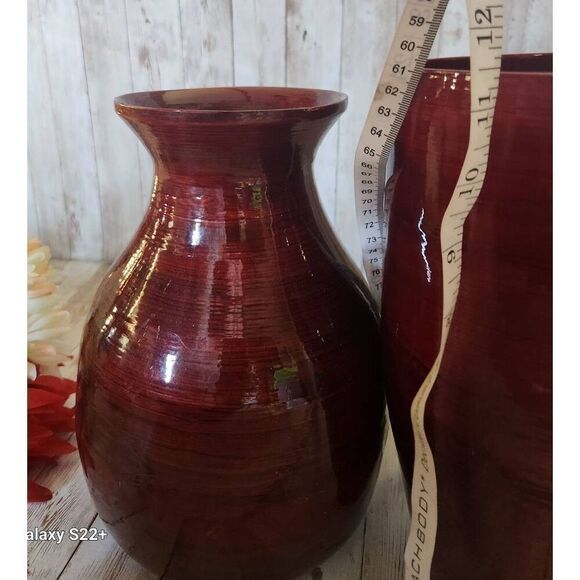 ę Two large red decorative lacquerware vaces and flowers - Picture 4 of 10